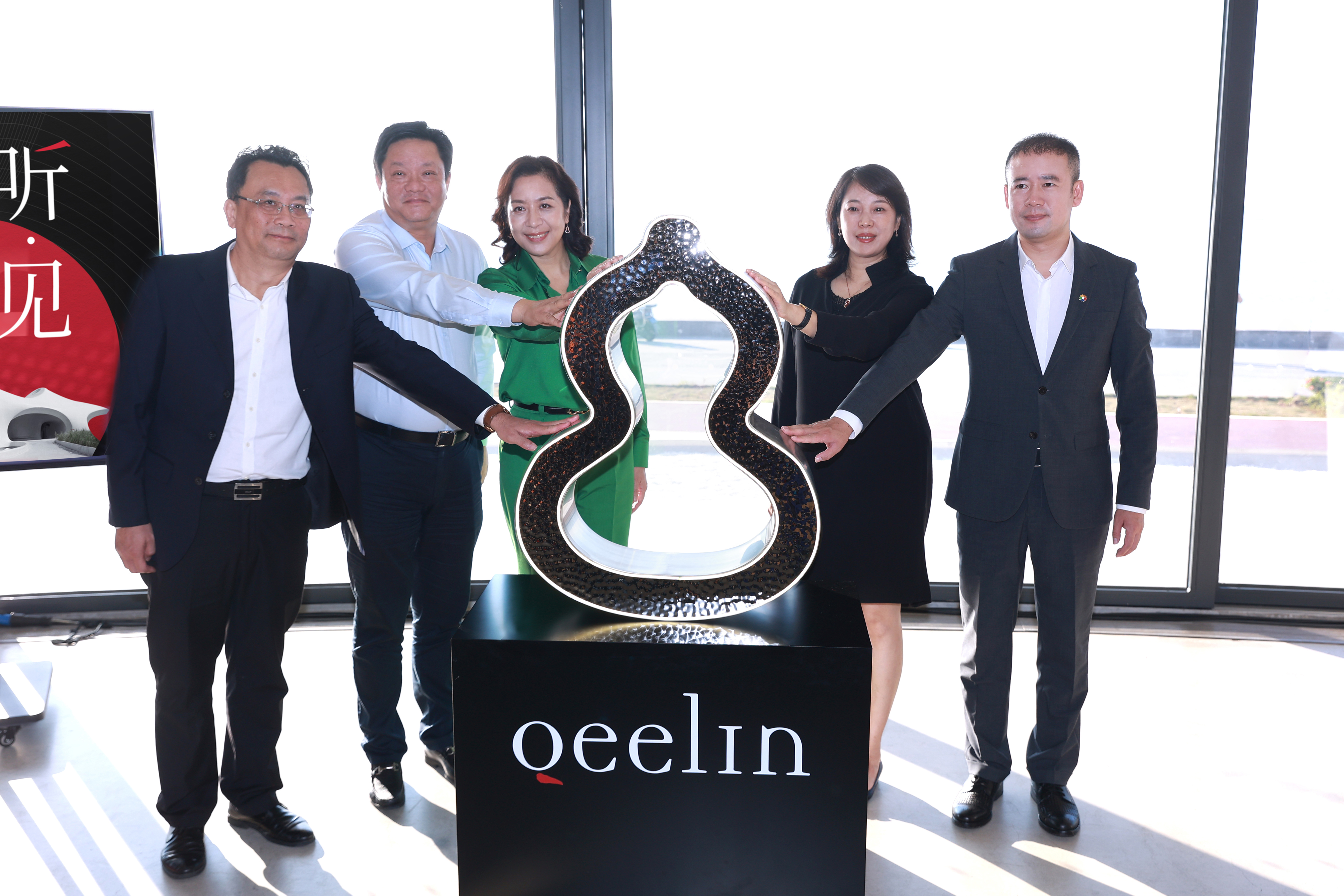 “聽(tīng)·見(jiàn)永恒的回響” cdf×Qeelin×云洞跨界主題展在?？谠贫磮D書(shū)館啟幕